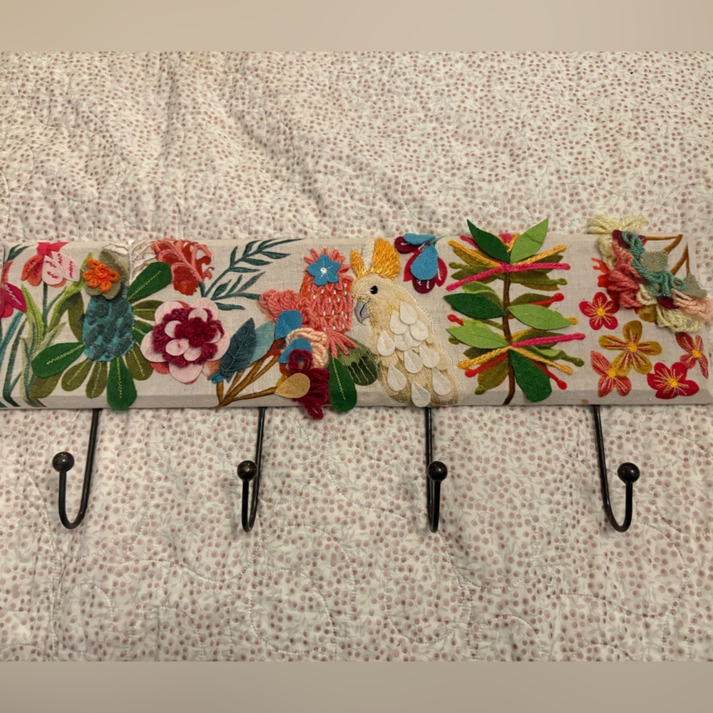 Colorful Rainforest Cockatoo Linen/Felt Wall Hook Decor